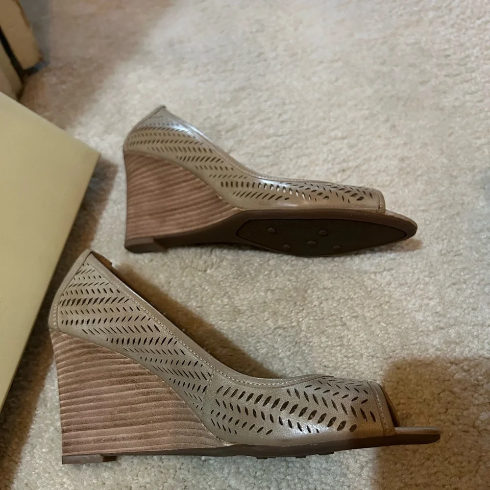 Franco Sarto Wedge Shoe, Size 8.5 - Picture 4 of 6